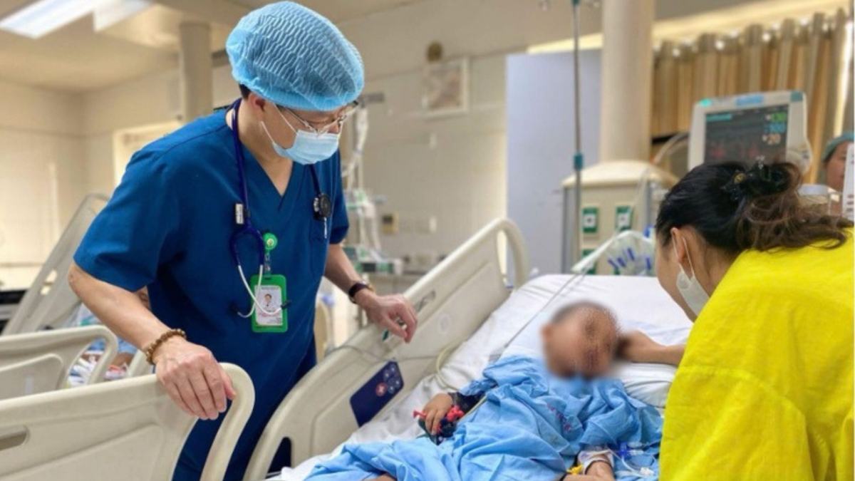 Bé trai 5 tuổi trong vụ xe khách lao xuống vực ở Tam Đảo qua cơn nguy kịch